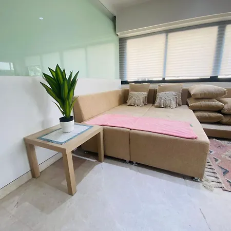 Connekthomes -modern 3bed3bath In Prime Bandra Neighborhood Apartment