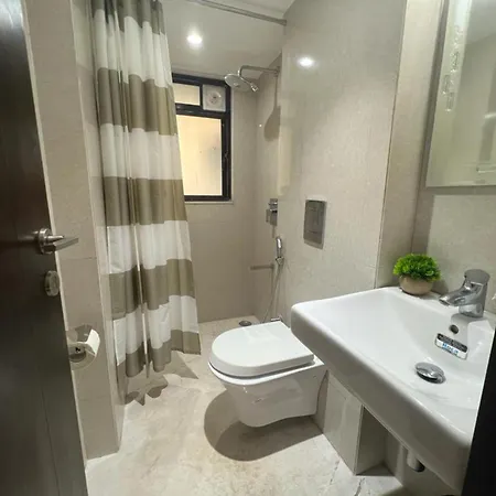 Connekthomes -modern 3bed3bath In Prime Bandra Neighborhood Apartment
