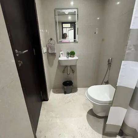Connekthomes -modern 3bed3bath In Prime Bandra Neighborhood Mumbai