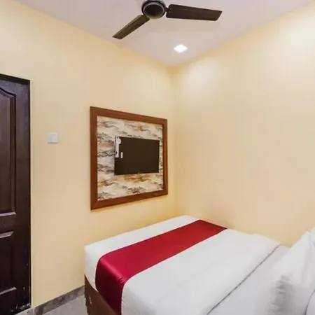 Hotel Fabhotel Aai Om Residency