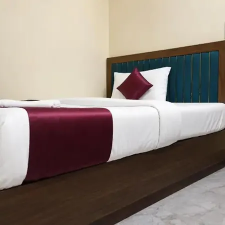 Hotel Fabhotel Aai Om Residency