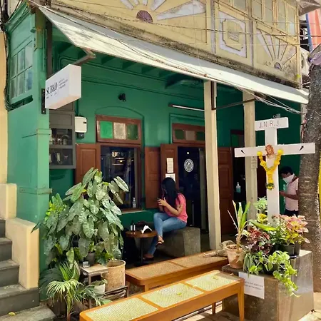 Connekthomes - Saba Heritage Charming In Bandra West Apartment *