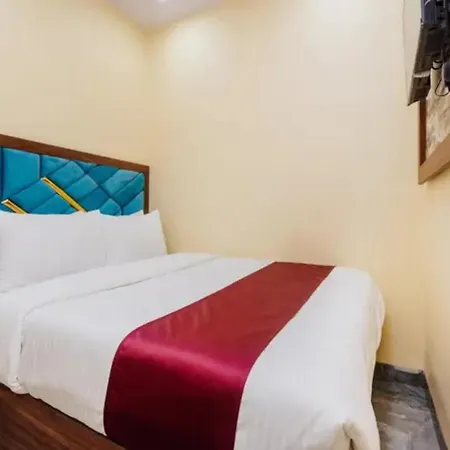 Hotel Fabhotel Aai Om Residency *