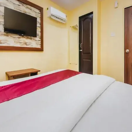Hotel Fabhotel Aai Om Residency *