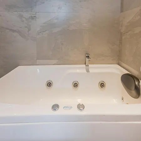 Hotel Aura - Near Malad Link Road