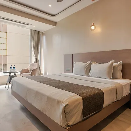 Aura - Near Malad Link Road Hotel