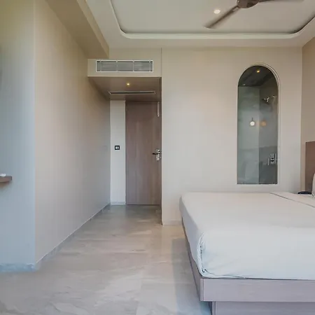 Hotel Aura - Near Malad Link Road 3*