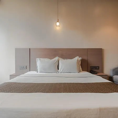 Hotel Aura - Near Malad Link Road