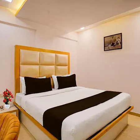 Hotel Collection O Andheri West Near Kokilaben Hospital 3*