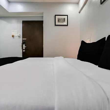 Collection O Andheri Near Airport Formerly We Hotel 4*