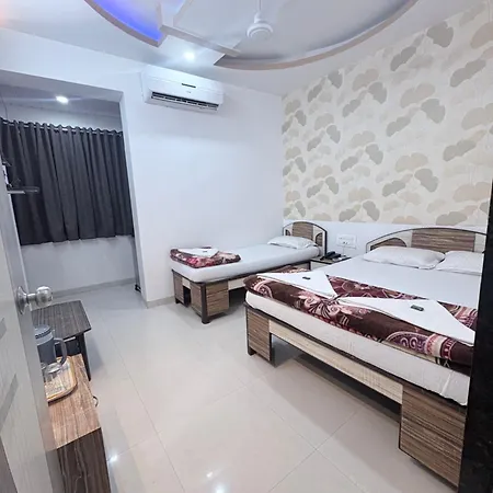 Broadway Colaba 2*