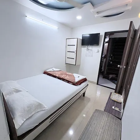Hotel Broadway Colaba 2*
