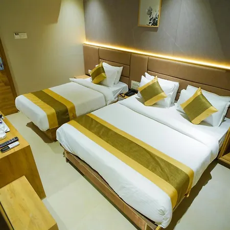 Amber Paramount Hotel 3*