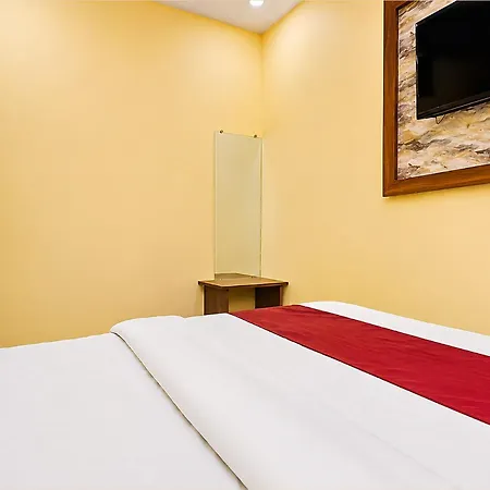 Hotel Fabhotel Aai Om Residency