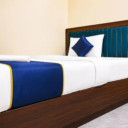Hotel Fabhotel Aai Om Residency