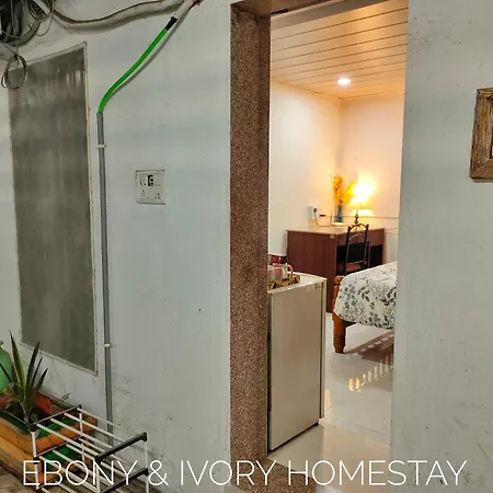 Homestay Ebony - Ac, Kitchenette, Ensuite, Independent *