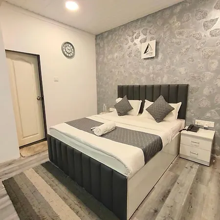 Astha Kandivali Service Guest house 3*