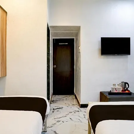 Hotel O Khar East Near Railway Station