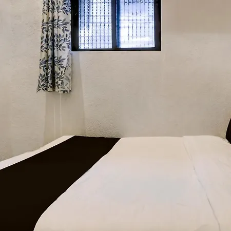 Hotel O Khar East Near Railway Station