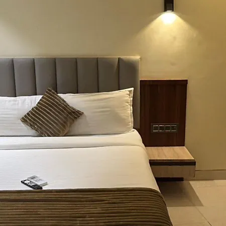 Golden Crown Guest house *