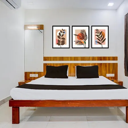 Hotel O Shree Prabhat 3*
