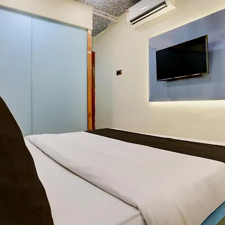 Hotel O Versova 3*