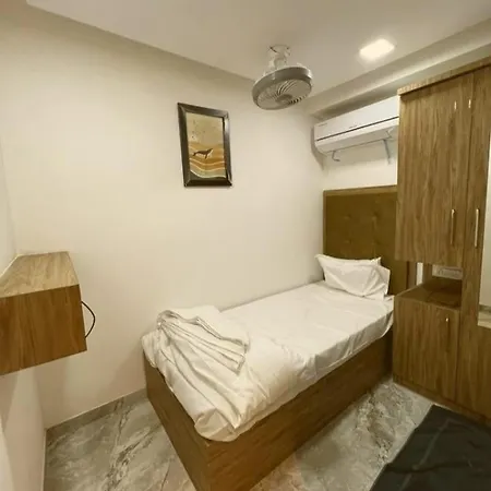 Guest house Glitz Beverly- Nr Us Visa Consulate 3*