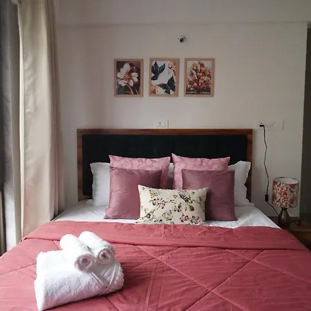Apartment The Emerald Bloom, 2bhk Near Airport,bkc&nmacc *
