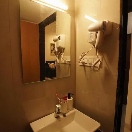 The Emerald Bloom, 2bhk Near Airport,bkc&nmacc *