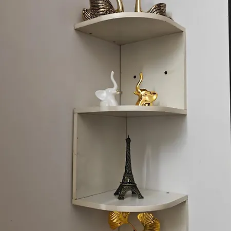 Apartment Serene-2bhk Balcony-parking-bandra Chapel Rd-cafes Mumbai