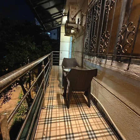 Apartment Serene-2bhk Balcony-parking-bandra Chapel Rd-cafes Mumbai