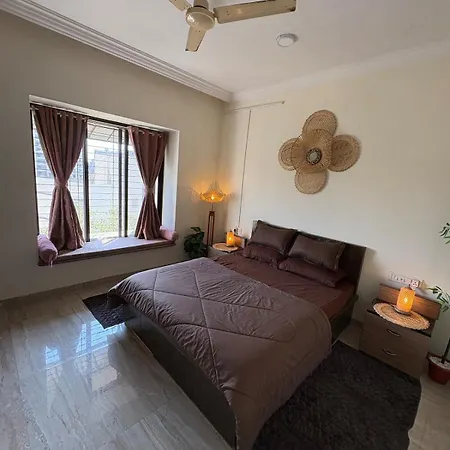 Cozy Retreat In Royal Palms Apartment