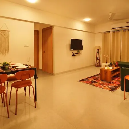 Apartment The Emerald Bloom, 2bhk Near Airport,bkc&nmacc *