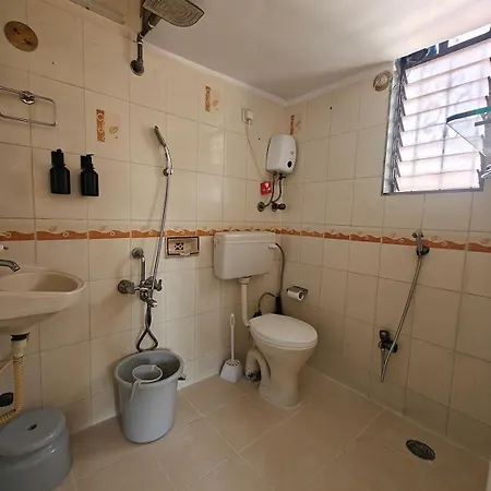 Serene-2bhk Balcony-parking-bandra Chapel Rd-cafes Apartment