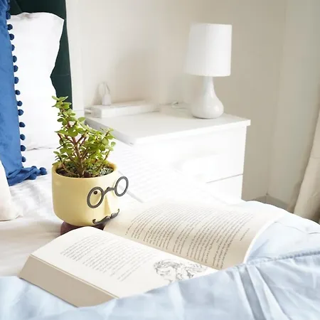 Apartment The Emerald Bloom, 2bhk Near Airport,bkc&nmacc *