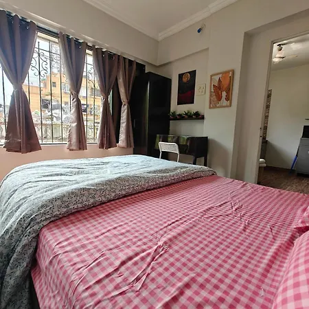 Serene-2bhk Balcony-parking-bandra Chapel Rd-cafes * Mumbai