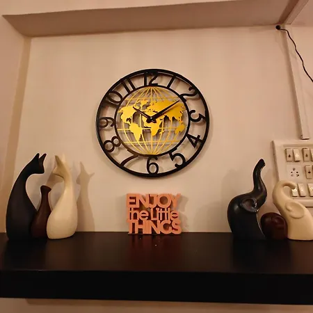 Serene-2bhk Balcony-parking-bandra Chapel Rd-cafes Mumbai