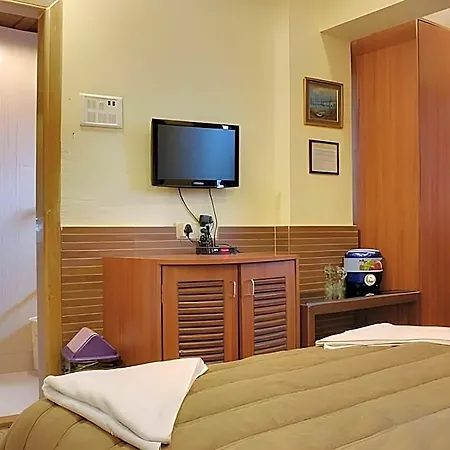 Hotel Lucky Near Nesco