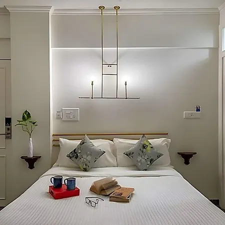 Kemps Corner Hotel 2*