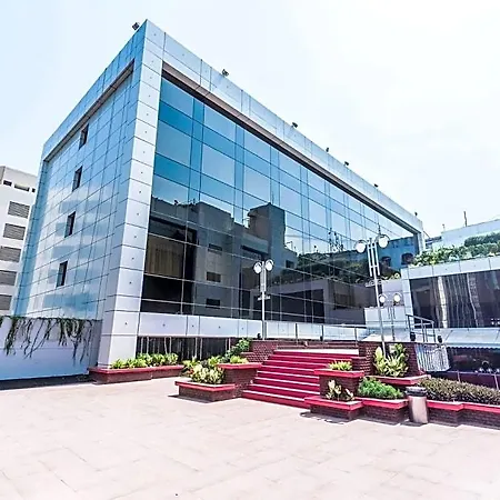 Kohinoor Continental, Airport