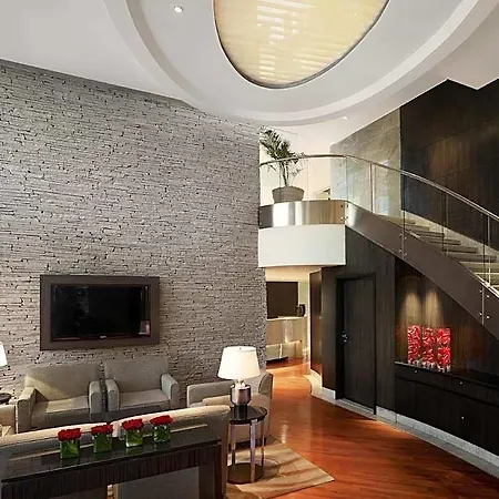 Hyatt Regency International Airport 5*