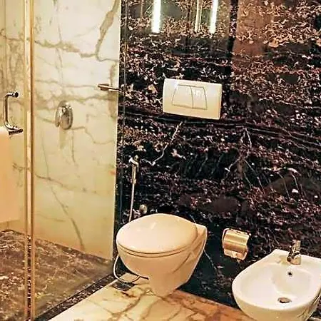 Mirage Hotel, International Airport