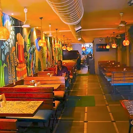 Q Deck - Parle Station And Near To Airport Hotel Mumbai
