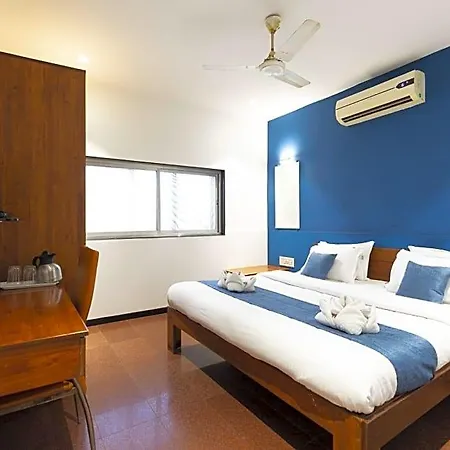 Hotel Q Deck - Parle Station And Near To Airport 3*
