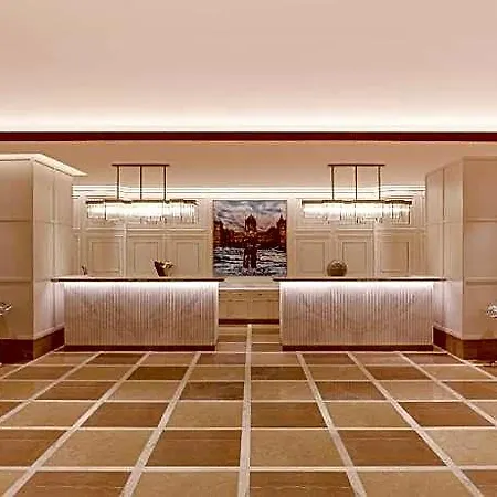 Aurika, International Airport - Luxury By Lemon Tree 5* Mumbai