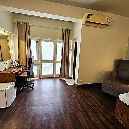 Country By Turtle & - Airport Hotel 3*