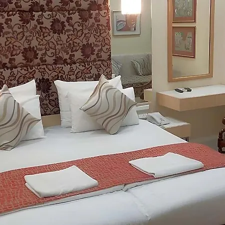 Hotel Bentley Marine Drive 2*