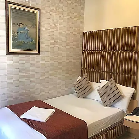 Hotel Bentley Marine Drive