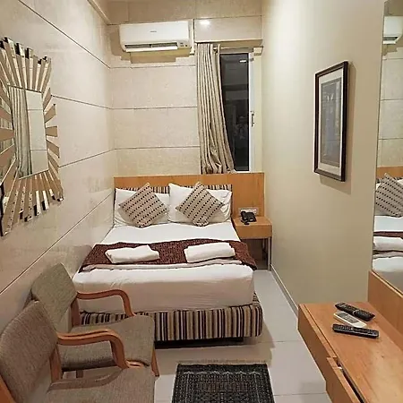 Hotel Bentley Marine Drive 2*