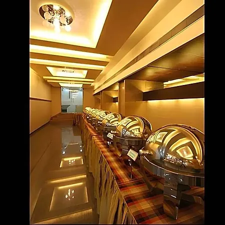 Dhiraj Hotel 3*
